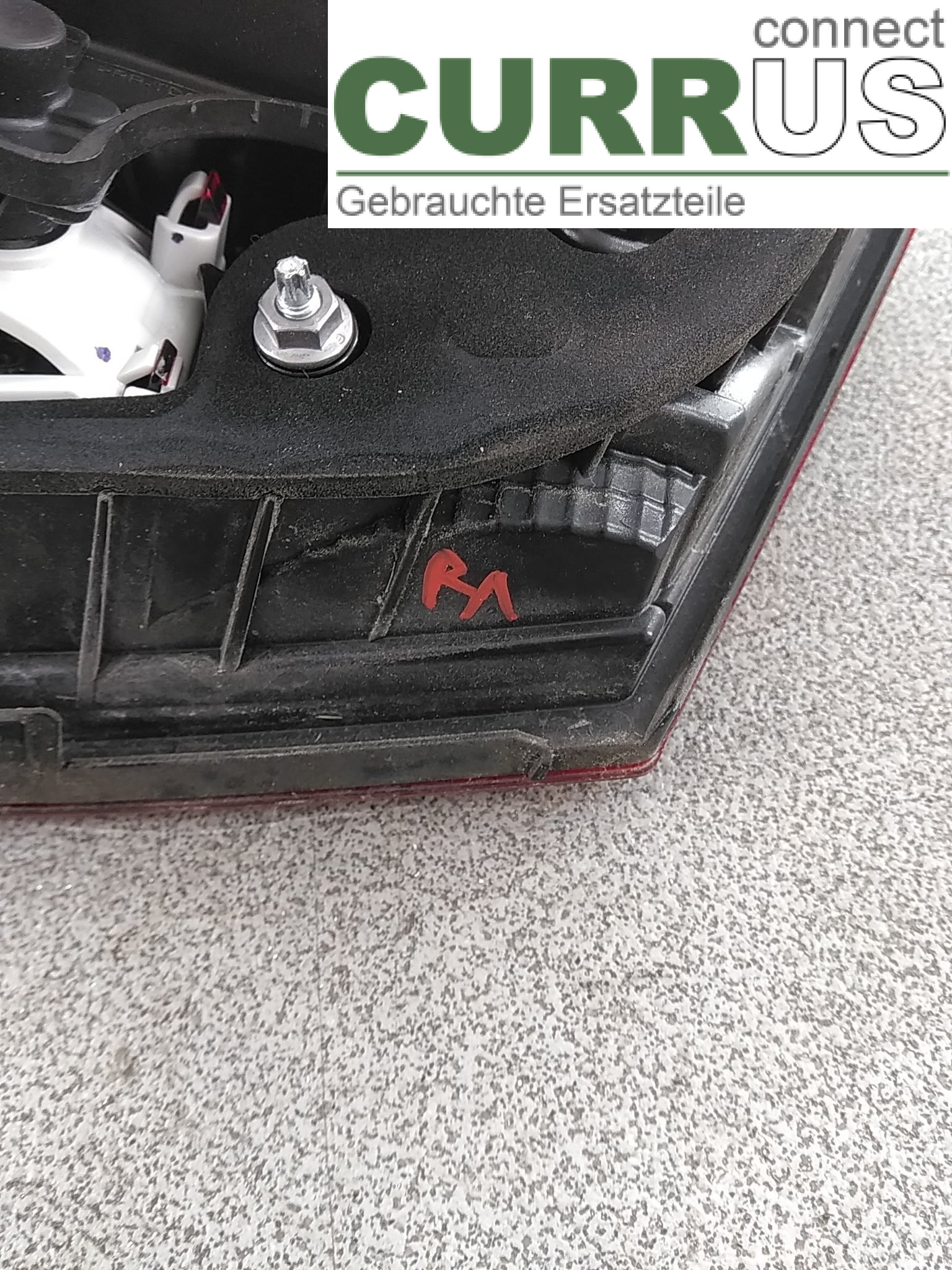  car-part-types.wing_mirror_switch  VI