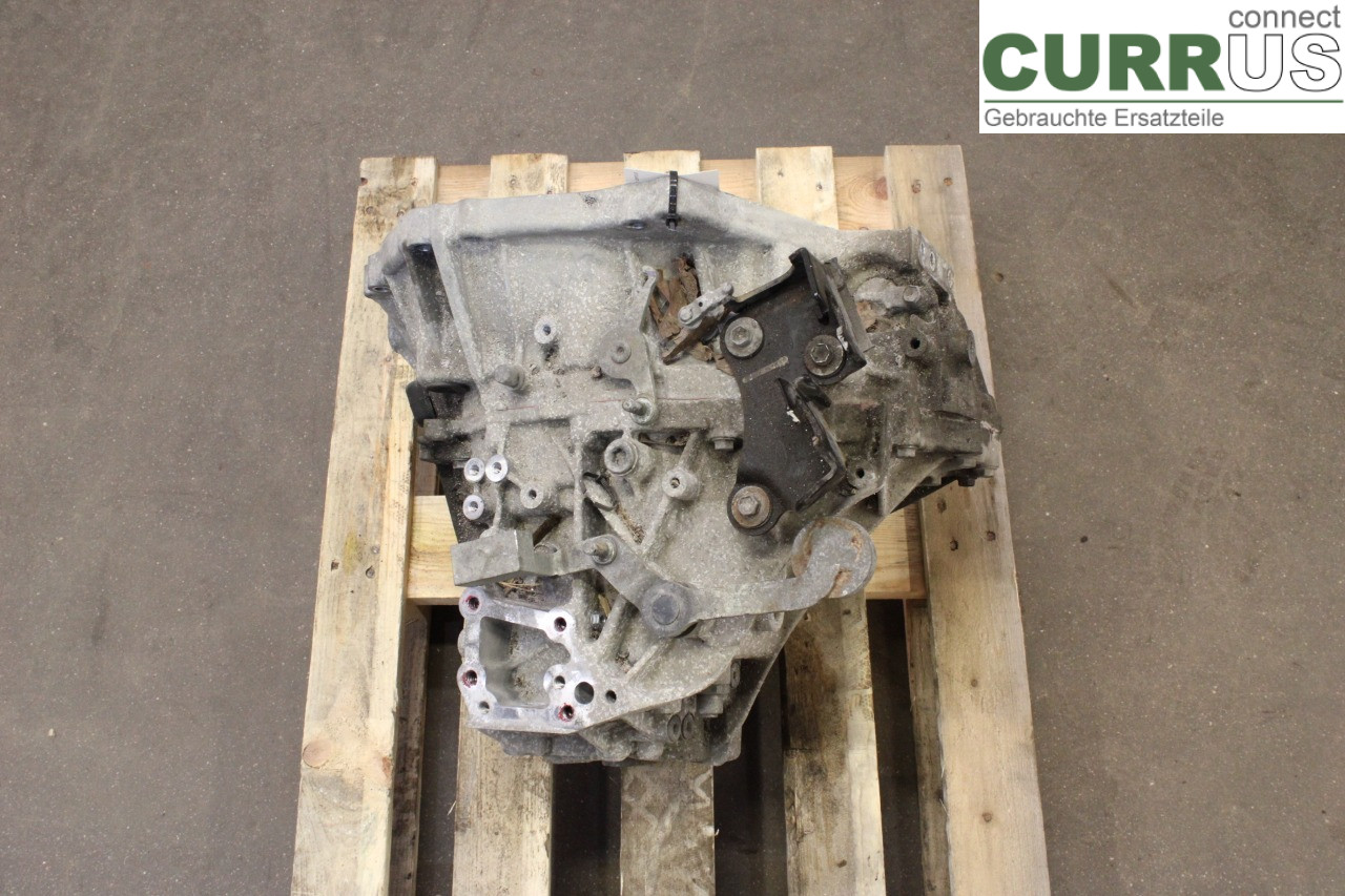TOYOTA AURIS      13-19 6-Gang-Getriebe 30300-02390 8NR-FTS