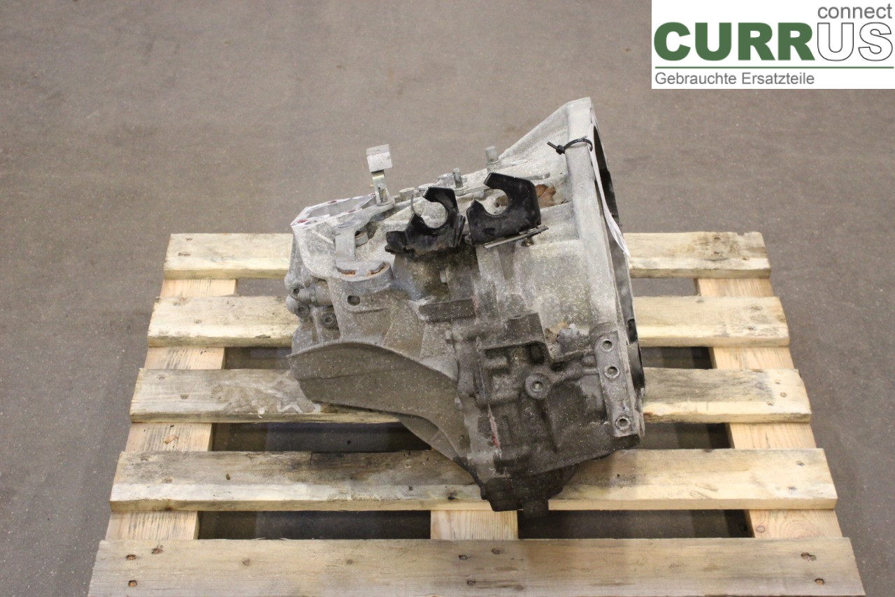 TOYOTA AURIS      13-19 6-Gang-Getriebe 30300-02390 8NR-FTS