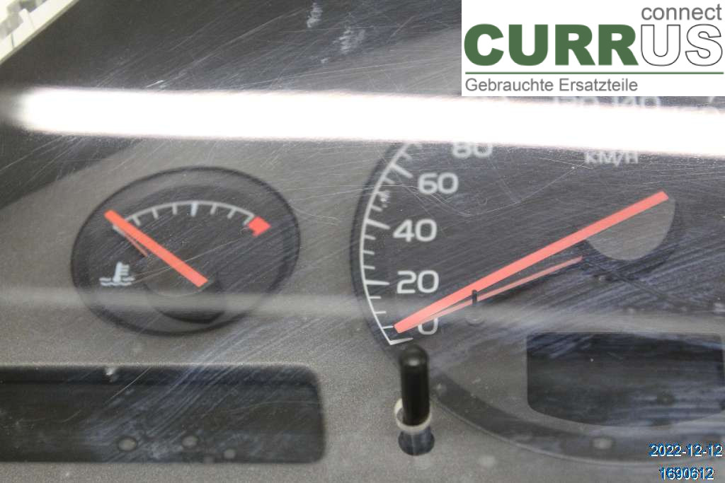 VOLVO XC70   01-04 Instrument cluster / comb 8251281 2,4T
